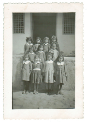 Leyli 7 yaşında, önde, sağdan ikinci.