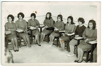 Leyli Hakani (soldan ikinci) öğretmen okulunda.