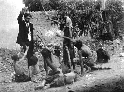 Une image fabriquée par les propagandistes arméniennes pour démontrer que soi-disant un fonctionnaire turc se moque des enfants arméniens affamés durant le «génocide» en 1915.
